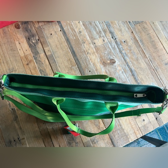 NWT Harvey’s Mixed Greens Medium Streamline Tote - Picture 6 of 7